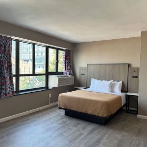 Day use room at Regal Inn & Suites New York.