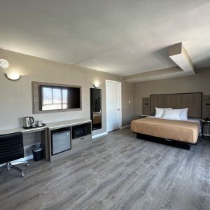 Day use room with work desk at Regal Inn & Suites New York.