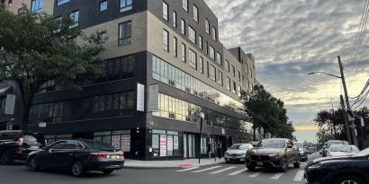 Exterior view of Regal Inn & Suites New York.