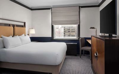 Standard room with work desk and TV screen at Hilton Orrington/Evanston.