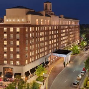 Exterior view of Hilton Orrington/Evanston.