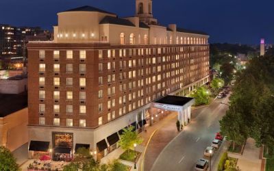 Exterior view of Hilton Orrington/Evanston.