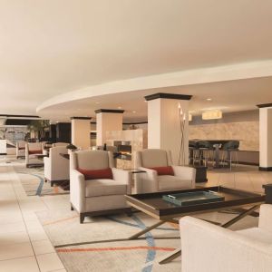 Lobby lounge area at Hilton Orrington/Evanston.