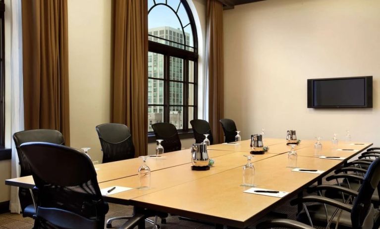 Professional meeting room at Hilton Orrington/Evanston.