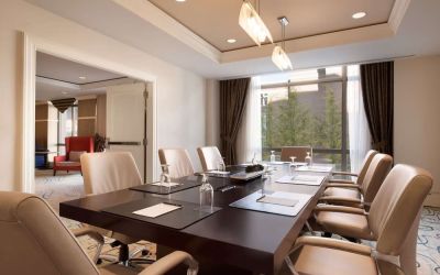 Professional meeting room at Hilton Orrington/Evanston.