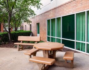 Outdoor lounge area at Hampton Inn & Suites St. Louis At Forest Park.
