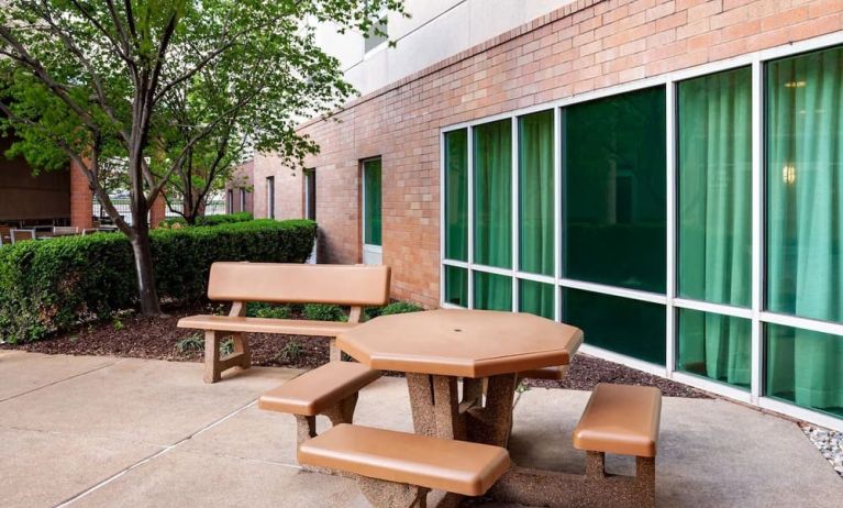 Outdoor lounge area at Hampton Inn & Suites St. Louis At Forest Park.