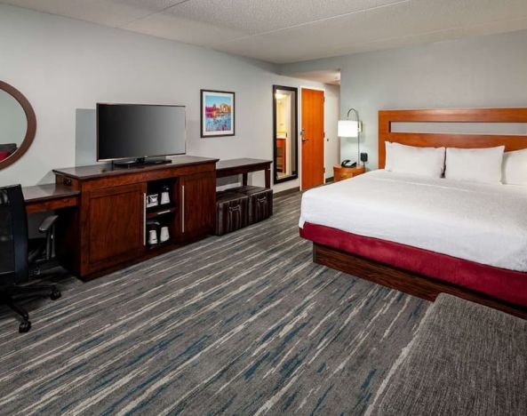 Day use room with king bed, work desk and private bathroom at Hampton Inn & Suites St. Louis At Forest Park.