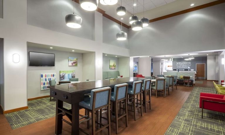 Lobby lounge and workspace at Hampton Inn & Suites St. Louis At Forest Park.