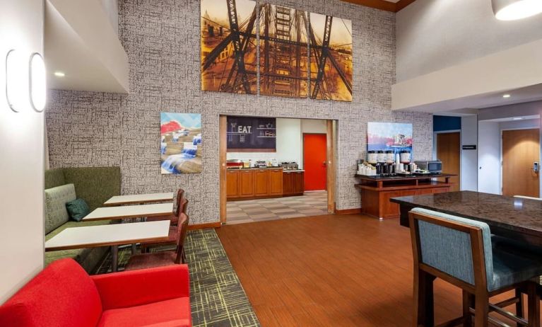 Lobby lounge at Hampton Inn & Suites St. Louis At Forest Park.