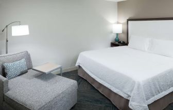 King bed and sofa at Hampton Inn Los Angeles-Orange County-Cypress.