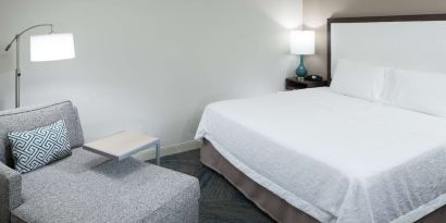 King bed and sofa at Hampton Inn Los Angeles-Orange County-Cypress.