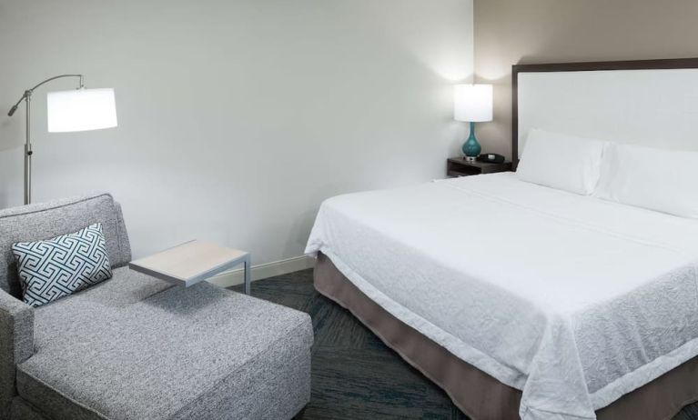 King bed and sofa at Hampton Inn Los Angeles-Orange County-Cypress.