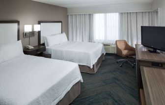 Day use twin room with natural light, work desk, TV screen and private bathroom at Hampton Inn Los Angeles-Orange County-Cypress.