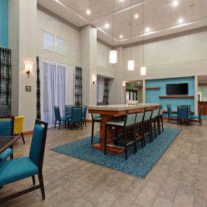 Dining area at Hampton Inn & Suites Clovis-Airport North.