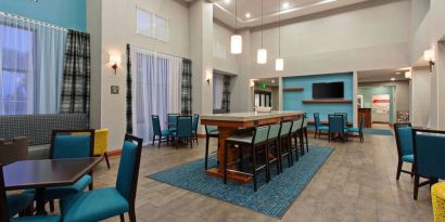 Dining area at Hampton Inn & Suites Clovis-Airport North.