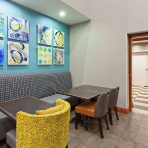 Dining area with comfortable seating at Hampton Inn & Suites Clovis-Airport North.