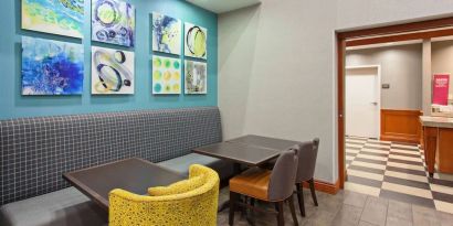 Dining area with comfortable seating at Hampton Inn & Suites Clovis-Airport North.
