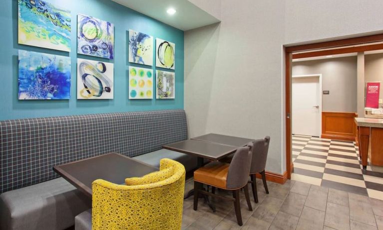 Dining area with comfortable seating at Hampton Inn & Suites Clovis-Airport North.