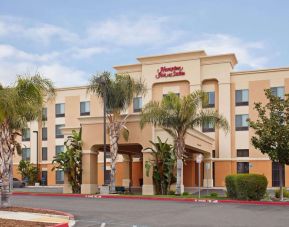 Entrance and parking area at Hampton Inn & Suites Clovis-Airport North.