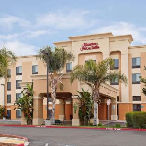 Entrance and parking area at Hampton Inn & Suites Clovis-Airport North.