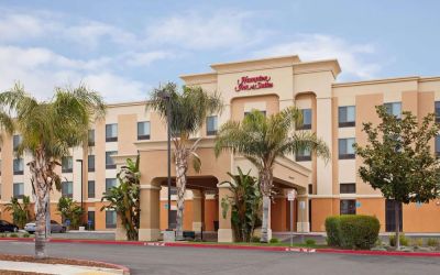 Entrance and parking area at Hampton Inn & Suites Clovis-Airport North.
