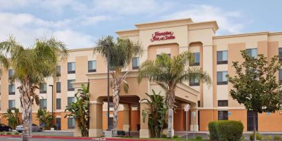 Entrance and parking area at Hampton Inn & Suites Clovis-Airport North.