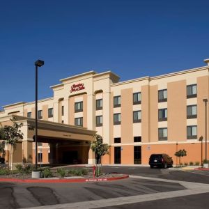 Exterior view and parking area at Hampton Inn & Suites Clovis-Airport North.