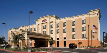 Exterior view and parking area at Hampton Inn & Suites Clovis-Airport North.