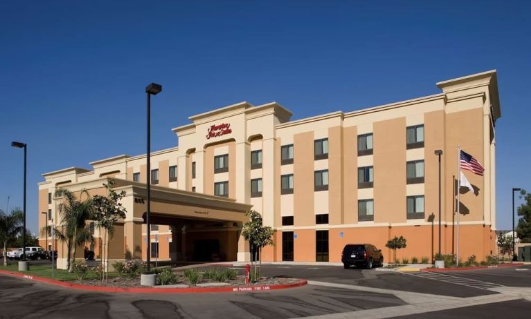 Exterior view and parking area at Hampton Inn & Suites Clovis-Airport North.