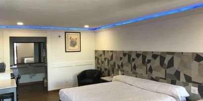 King bed at Star Inn Hotel Sea World.