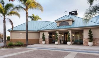Entrance and parking area at Homewood Suites By Hilton San Jose Airport-Silicon Valley.
