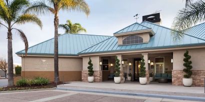 Entrance and parking area at Homewood Suites By Hilton San Jose Airport-Silicon Valley.