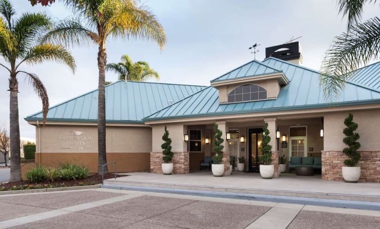 Entrance and parking area at Homewood Suites By Hilton San Jose Airport-Silicon Valley.