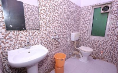 Guest bathroom at Hotel NoVo Agra.