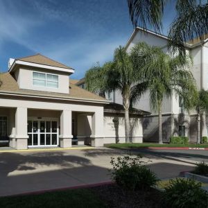 Entrance and parking area at Homewood Suites By Hilton Fresno Airport/Clovis.