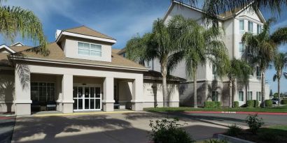 Entrance and parking area at Homewood Suites By Hilton Fresno Airport/Clovis.