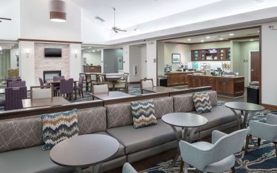 Dining area at Homewood Suites By Hilton Fresno Airport/Clovis.