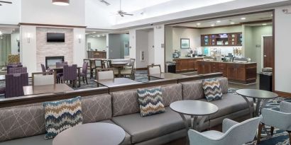 Dining area at Homewood Suites By Hilton Fresno Airport/Clovis.