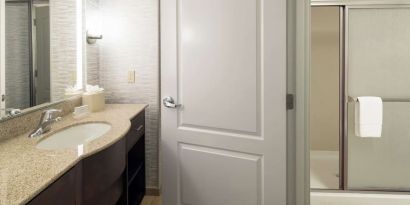Private guest bathroom with shower and free toiletries at Homewood Suites By Hilton Fresno Airport/Clovis.