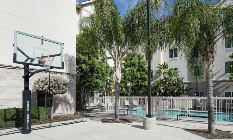 Sports court at Homewood Suites By Hilton Fresno Airport/Clovis.