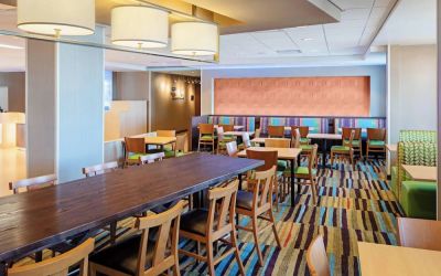 Coworking and lounge at Fairfield Inn & Suites By Marriott North Bergen.