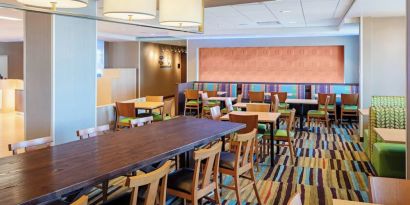 Coworking and lounge at Fairfield Inn & Suites By Marriott North Bergen.