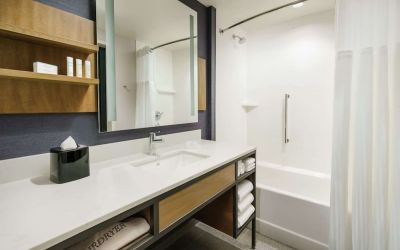 Private guest bathroom with combined shower and tub at Hilton Garden Inn Sunnyvale.