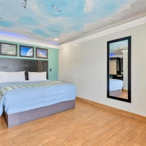 King room at Mid City Inn - Los Angeles.
