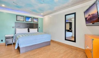 King room at Mid City Inn - Los Angeles.