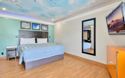 King room at Mid City Inn - Los Angeles.