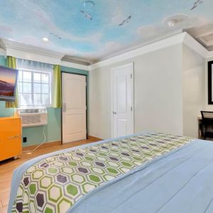 King room with TV at Mid City Inn - Los Angeles.