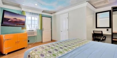 King room with TV at Mid City Inn - Los Angeles.