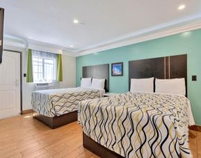 Queen beds at Mid City Inn - Los Angeles.